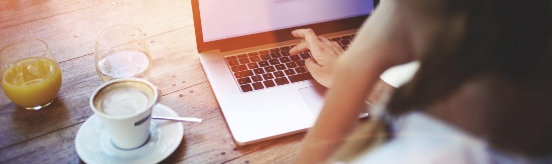 Eindredactie op een laptop